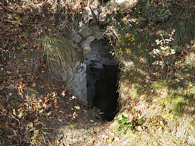 An dem Weg Richtung Nordspitze finden wir eine Reihe weiterer Bunkeranlagen