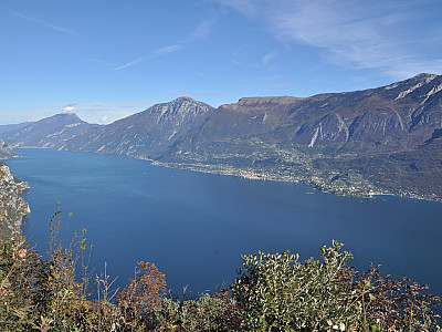 Rechts daneben die winzig kleinen Häuser von Malcesine