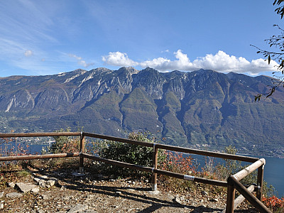Die Gipfel des Monte Baldo im Osten