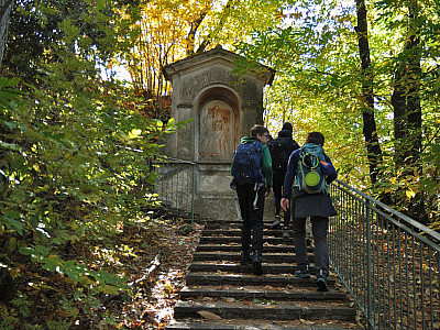 Kurz können wir die Straße verlassen und die Serpentinen auf einem Fußweg abkürzen