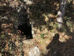 Der Eingang zu dem Bunker, der mit dem Schacht des Feuerleitsystems verbunden ist