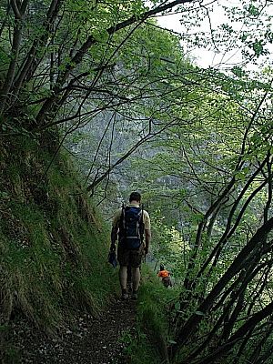 Schmaler Abstiegsweg