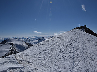 Die letzten Meter bis zum Gipfelkreuz im Südwesten