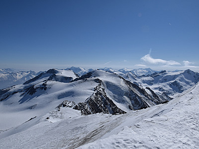 Genau im Süden der Monte Vioz und der Palòn de la Mare