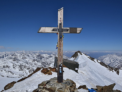 Das Gipfelkreuz des Monte Cevedale in 3769 m Höhe