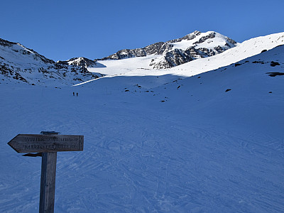 Links geht es zur Marteller Hütte, wir halten uns rechts und steigen weiter Richtung Zufallferner auf