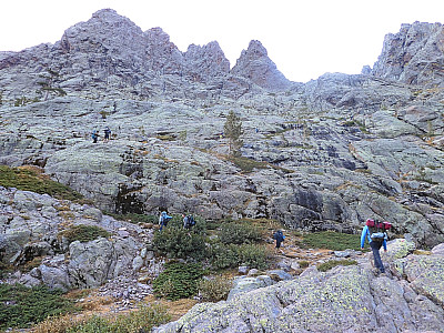 Der Aufstieg bleibt felsig