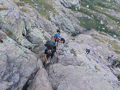 Steil steigen wir an einer Kette auf