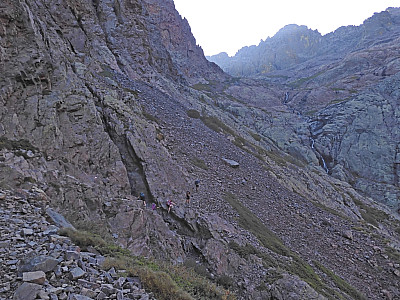 Eine Gruppe überwindet einen Riss im Felsen