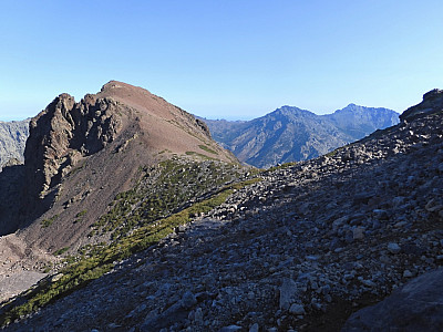 Der Capu Borba prägt lange die Sicht links von uns