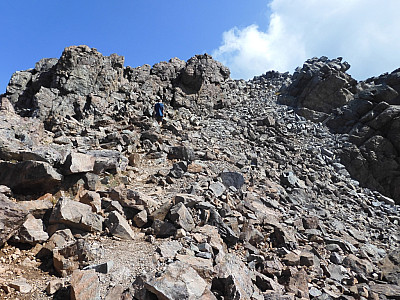 Wir steigen zu einem Vorgipfel auf
