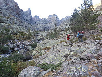 Wunderschön fließen die Gebirgsbäche zu Tal und vereinigen sich zum Fluss Asco
