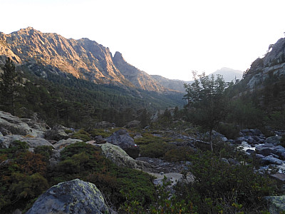 Die Berge im Norden werden bereits von der Sonne angestrahlt