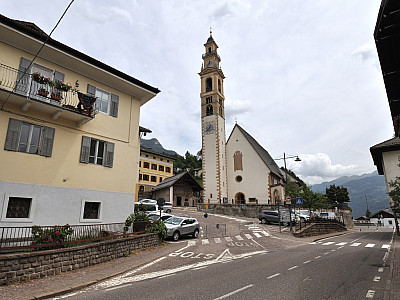 An der Dorfkirche in Tesero starten wir unsere Tour