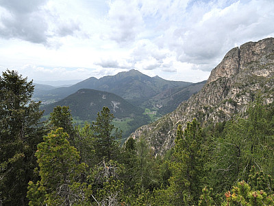 Schwarz- und Weißhorn, vor der Felsflanke des Monte Cornon 