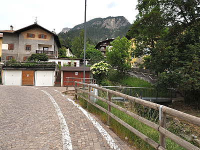 Hier geht es auf der kleinen Treppe rechts weiter