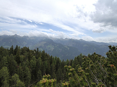 Wolken ziehen über die Berge auf der Südseite des Fleimstal