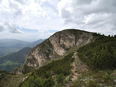 Das Gipfelkreuz steht deutlich westlicher des eigentlichen Gipfels