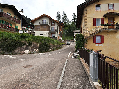 Geradeaus weiter auf die Via Fia