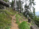 Links bleiben auf dem oberen Weg