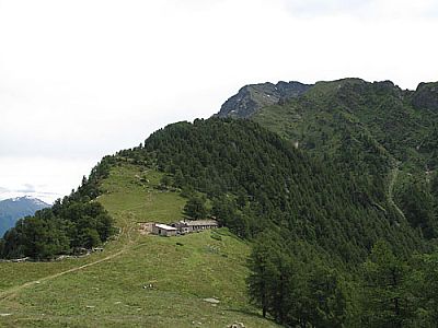 ...und dann in diesen Sattel hinunter...