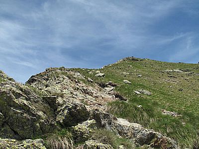 Zumeist rechts neben des Grates...