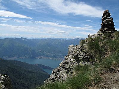 ...zu diesem weithin sichtbaren Steinmann