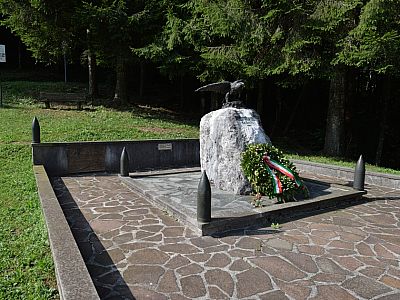 Am Kriegerdenkmal stellen wir das Auto ab...