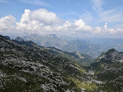 Im Norden zeigen sich die Gipfel der kaum erschlossenen Friauler Dolomiten