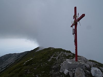 Das feuerrote Gipfelkreuz des Monte Raut