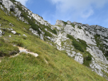 ... führt der Weg durch die Wiese auf ein Joch zu.