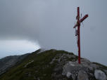 Das feuerrote Gipfelkreuz des Monte Raut