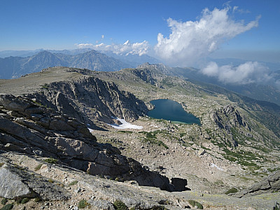 Malerisch liegt der Lac de Bastani unter uns