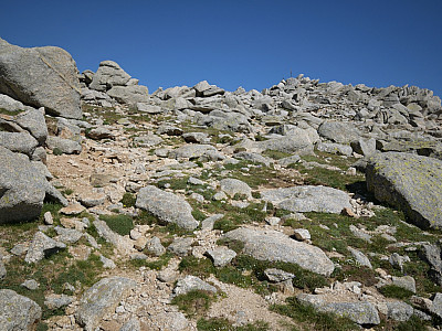 Unspektakulär geht es die letzten Meter auf den Gipfel zu