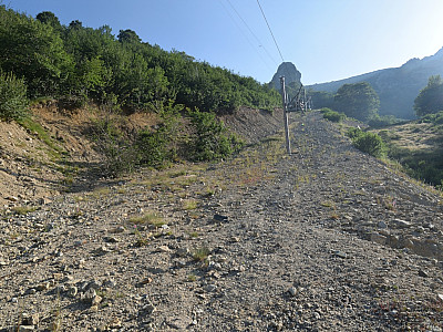 Zunächst geht es recht steil über die Lifttrasse bergauf