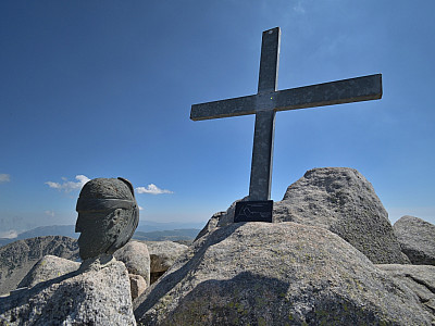 Der Korsen Kopf unter dem Gipfelkreuz ist einzigartig