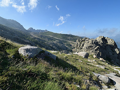 Hinter dem Sattel spitzt die Punta dell Oriente hervor