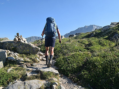 Steinmännchen weisen uns den Weg, der Gipfel liegt vor uns
