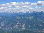 Hinten zeigen sich die Dolomiten