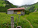 Am Ende der Siedlung ist der Weiterweg ausgeschildert