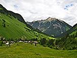 Blick über die Almsiedlung zur Knittelkarspitze