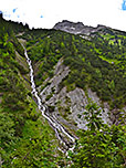 Wasserfall, der sich aus der Gipfelflanke ergießt