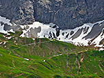 Blick zur Anhalter Hütte, die am Fuße der Heiterwand thront