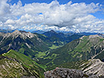 Links die Knittelkarspitze, mittig der Thaneller und rechts Engelspitze und Roter Kogel