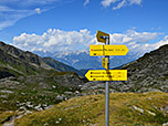 Wegweiser am Naviser Jöchl mit Karwendel im Hintergrund