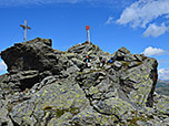 Der Gipfelaufbau mit dem zweiten, erwanderbaren Kreuz