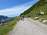 An der Scharte treffen wir auf einen breiten Fahrweg