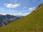 Links im Bild der Westliche Krottenkopf