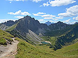 Mit Blick zur Lachenspitze setzen wir unseren Abstieg vor