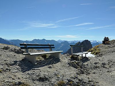 Bänke laden auf der Ostseite der Karwendelgrube zur Pause ein.